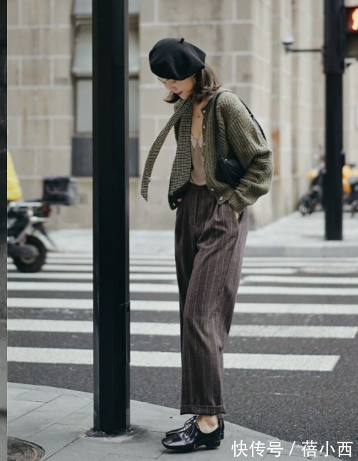 搭配|阔腿裤已烂大街了,现在流行“烟管裤”,这样穿搭腿粗胯宽都有救