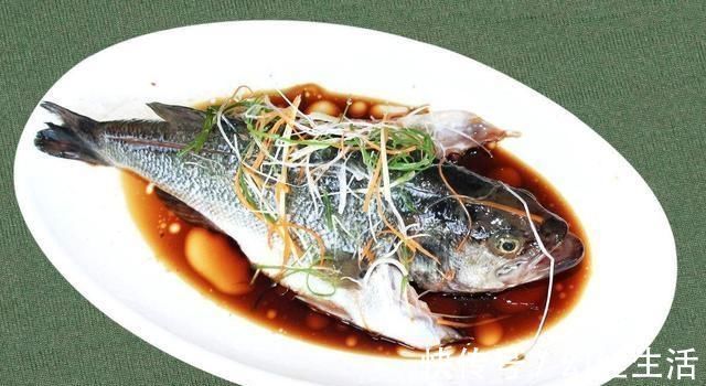 白醋|清蒸鲈鱼时，蒸锅中加点“它”，蒸出的鲈鱼鲜嫩又不腥