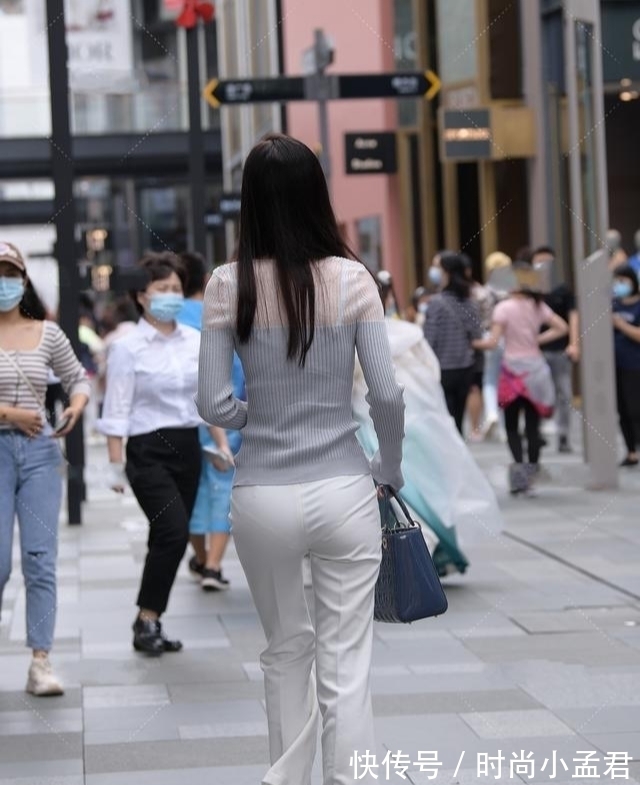 小姐姐 网纱拼接针织衫,搭配纯白喇叭裤,精致干练时尚霸气