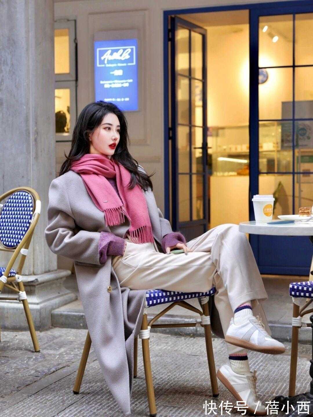 小白裤 “大衣+小白裤”=2022最火搭配,高级时髦有气质,关键是不烂大街