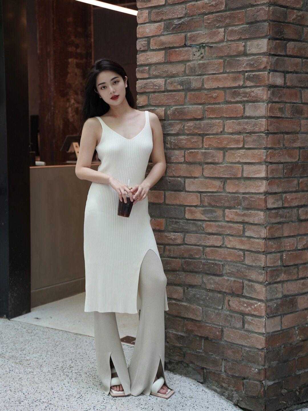 搭配|秋季来临，针织吊带裙搭配针织阔腿裤，碰撞出的