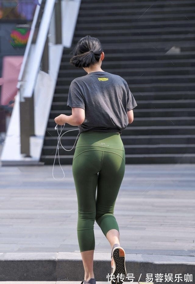 打底裤 穿“健美裤”逛街,你想到了吗?时髦又优雅,中年女士犯愁了!