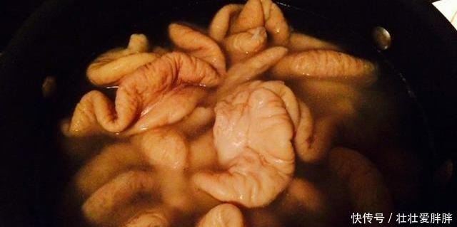猪小肠|分享做卤大肠的做法,加上香料上锅一煮,吃着真香