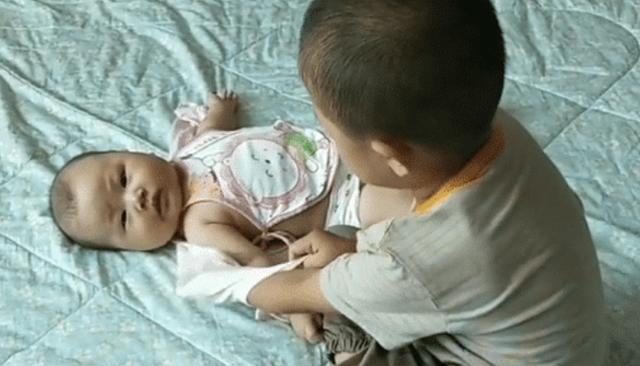 妹妹|全网最牛二胎换尿布穿衣服,4岁哥哥照顾婴儿妹妹比妈妈都熟练