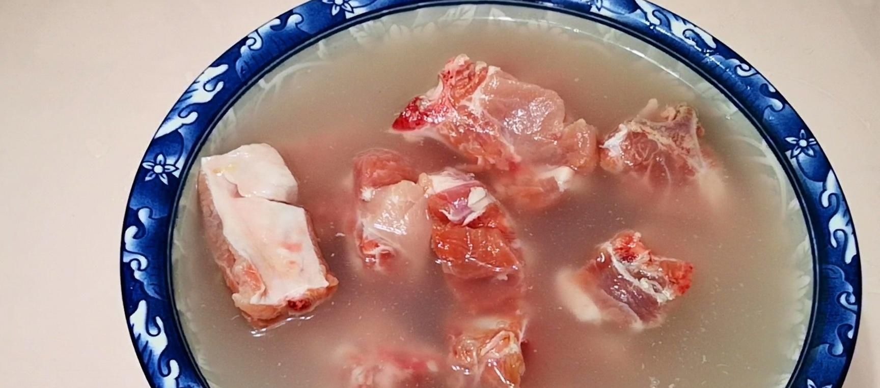 洗排骨时，只用清水洗就错了，教你正确做法，不腥不柴浮沫都少