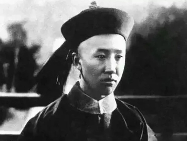 吾达提|中国最后一位王爷,住豪华王府活到2014年,去世前将国旗挂身旁