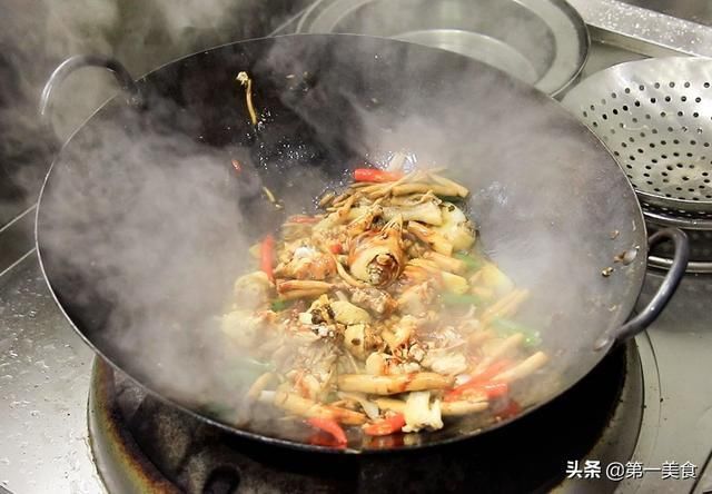 厨师长|鸡肉和茶树菇这样一起炖，鲜到骨子里，厨师长分享地道农家做法