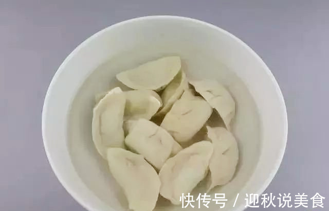 煮冻饺子时,万万不要开水下锅,教你正确做法,饺子不破皮不露馅