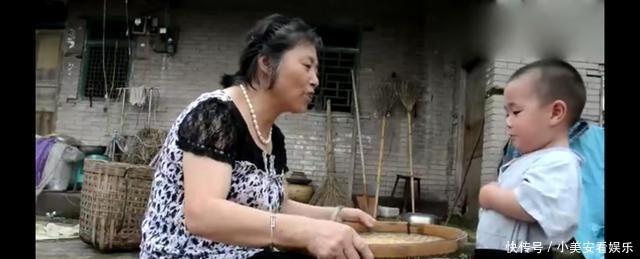 妈妈让两岁儿子去外婆家借酱油，结果儿子犯迷糊，拎回来一只鸡！