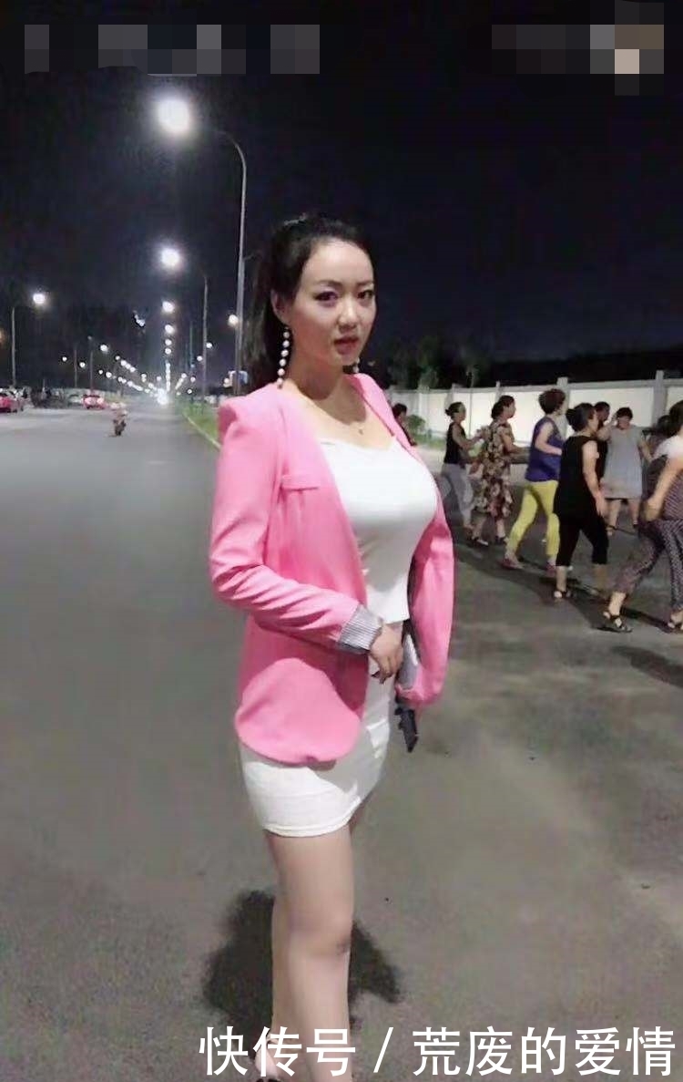 搭配|街拍:清秀俊美的妹子,凹凸曼妙,这身材和搭配你打几分?