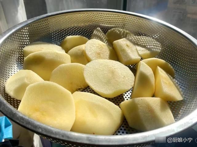 冬天遇到此果别手软,一次买20斤,晒成干酸甜开胃,能吃到过年