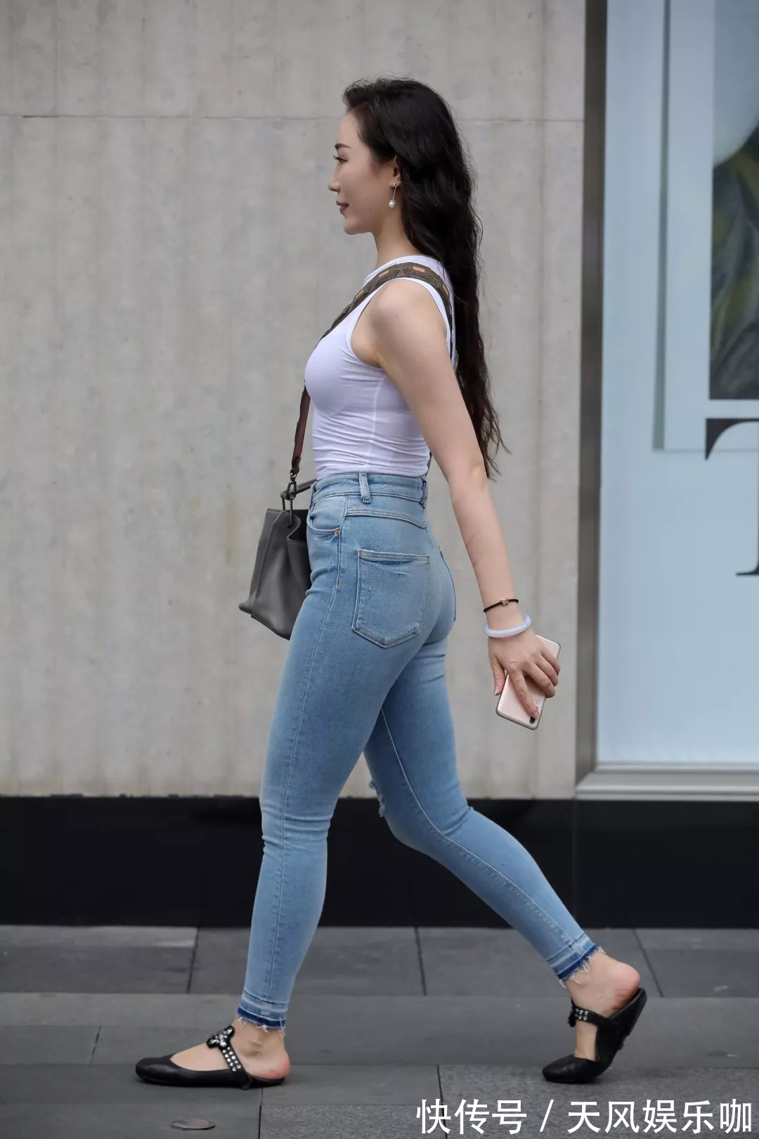 高挑 小个子女生简约休闲的穿搭,高腰牛仔裤配短袖衫,简单利索又美丽