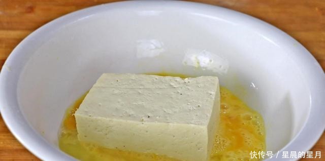 红烧|豆腐我家从不红烧,简单一压一搅,出锅太香了,上桌连汤汁都不剩