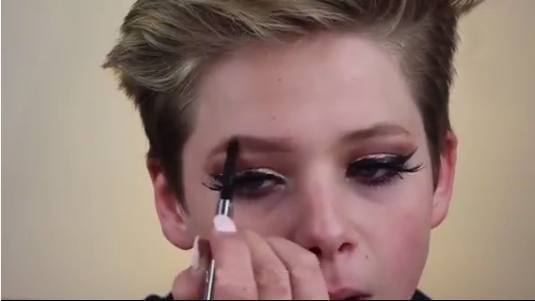 5岁小男孩模仿老妈化妆，化完后的样子无法想象，叫人傻住