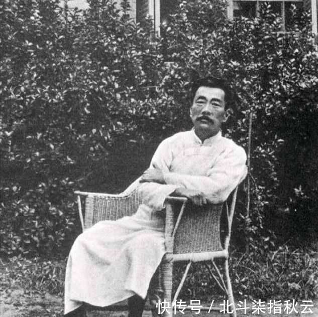 张琼华$郭沫若用4字骂鲁迅，鲁迅加了1字回怼，形象地概括了郭沫若的一生