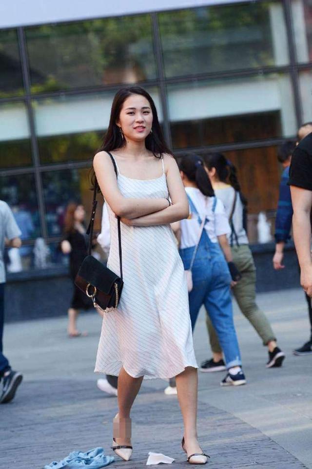 街拍:小姐姐很漂亮,白衬衣搭配黑短裤,秀出完美身材