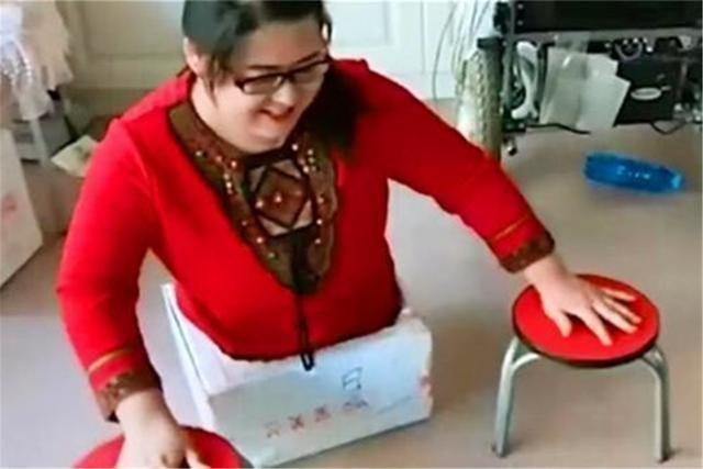 十个月|“无腿妈妈”不顾家人劝阻,冒险生下双胞胎,如今生活成这样