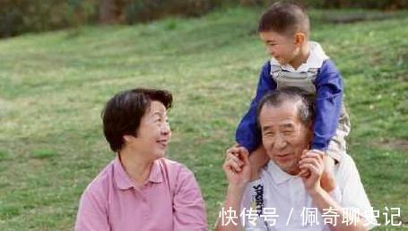 是非道德观|奶奶给满月孙女剃光眉毛,两个月后妈妈崩溃:离我孩子远一点