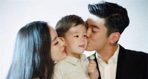 打哈欠|骗人生孩子萌娃高铁上打哈欠被发现,害羞扎进妈妈怀里