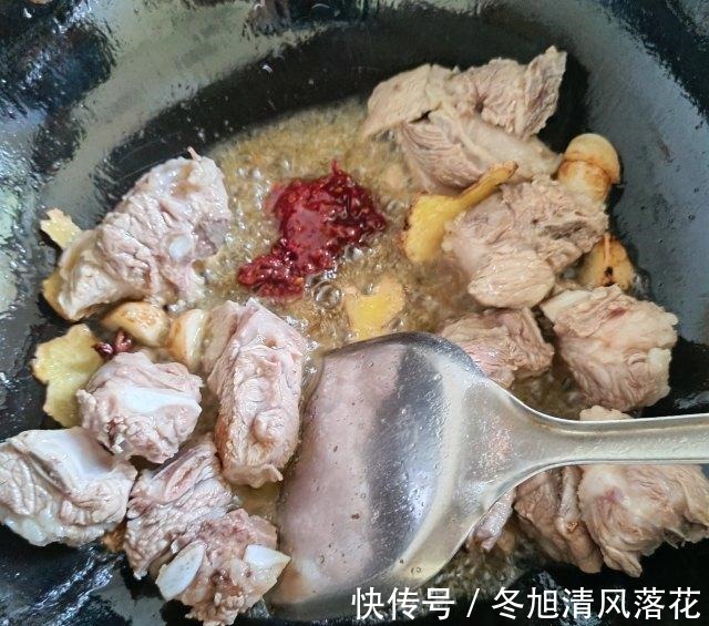 美食天下|土豆烧排骨,土豆粉糯,排骨入味,好吃下饭!