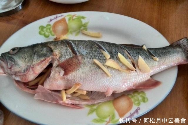 清蒸鲈鱼时,先淋酱油还是先淋豉油多加一步,鱼肉鲜嫩入味