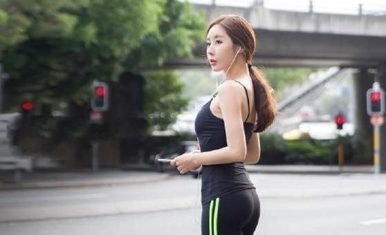 美女 紧身打底裤白皙漂亮的美女,绽放年轻魅力,秀出曼妙身材轮廓