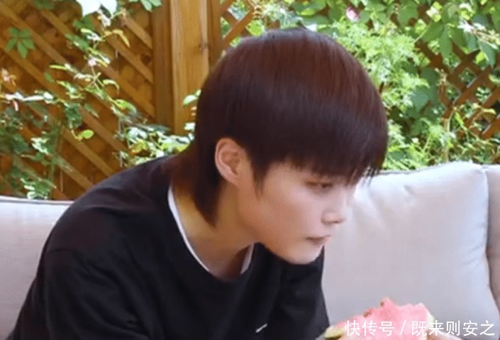 张靓颖 李宇春遭质疑,学员纷纷退赛,她却说不当导师,因为尊重