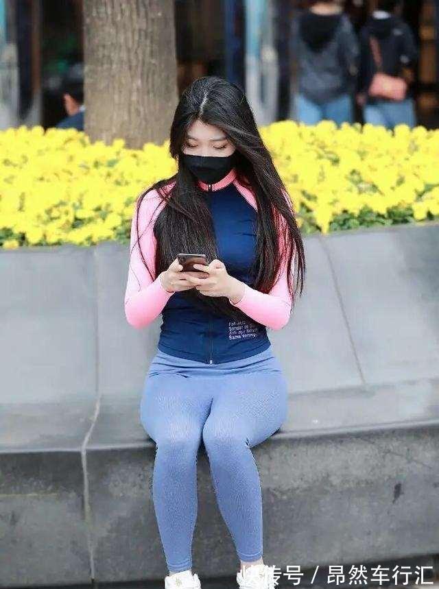 妹子 终于可以把心爱打底裤穿出街了,用心去搭配,美丽清澈
