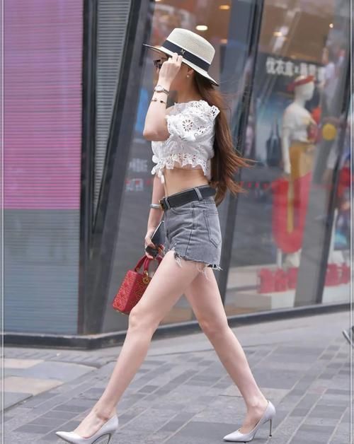  搭配|一字肩搭配牛仔裤，融入了花边和蕾丝设计，是清纯与狂野的结合体
