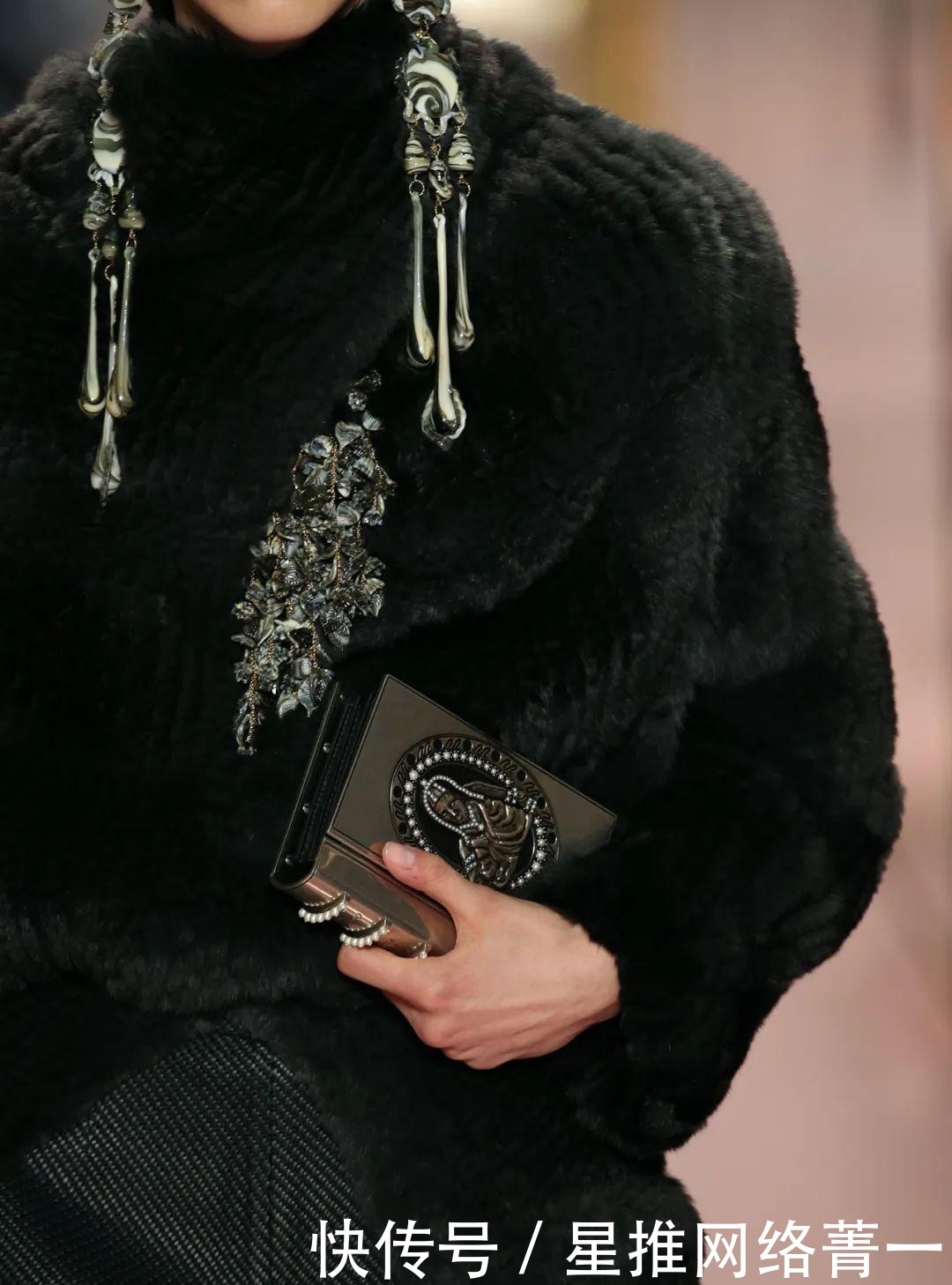 jones|黛米·摩尔走秀的FENDI2021高定秀,她们为艺术站台