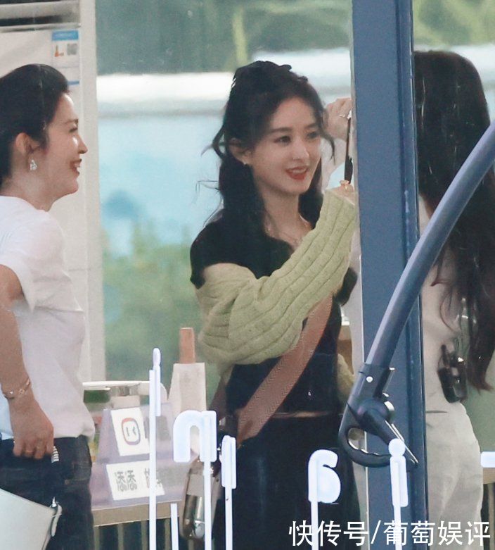 档综艺节目|中餐厅路透图曝光，周震南穿花衬衣亮相，节目组为防代拍阵仗大