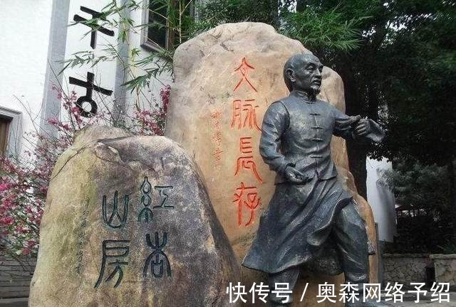 上联&九岁小孩考试时迟到,考官刁难出一上联,结果他机智反击对出下联