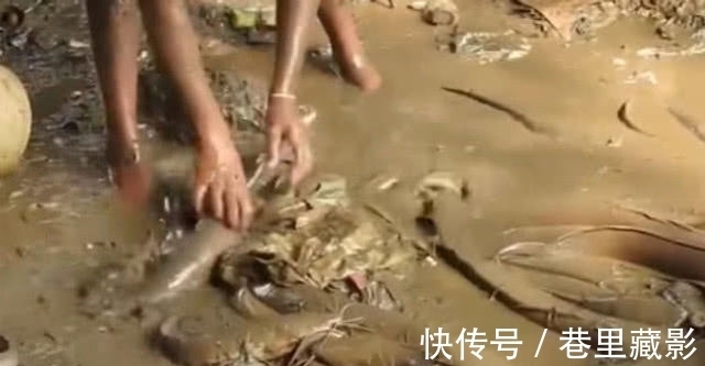 男子将水沟里的水抽干，旁人觉得可疑，结果大开眼界