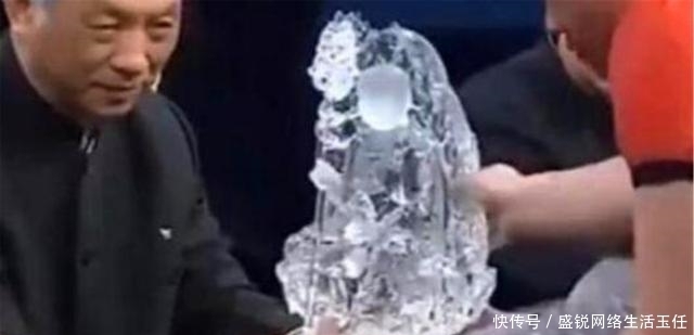 美女拿家中供奉的菩萨鉴宝,关灯后专家拿手电一照:不用鉴定了