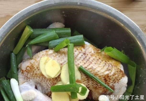 我们不需要一滴油或明火就能做出鲜香美味的电饭煲焖鸡