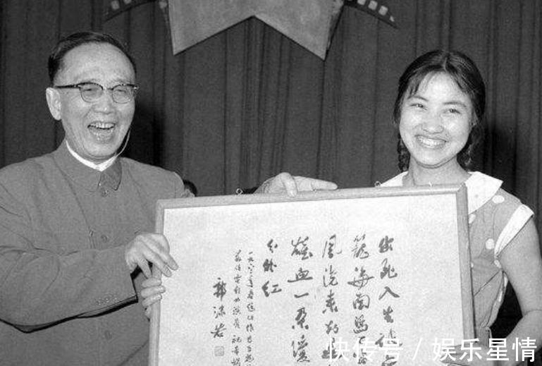 题字@郭沫若的书法,为何总饱受争议?启功力挺:到街上看看中国银行