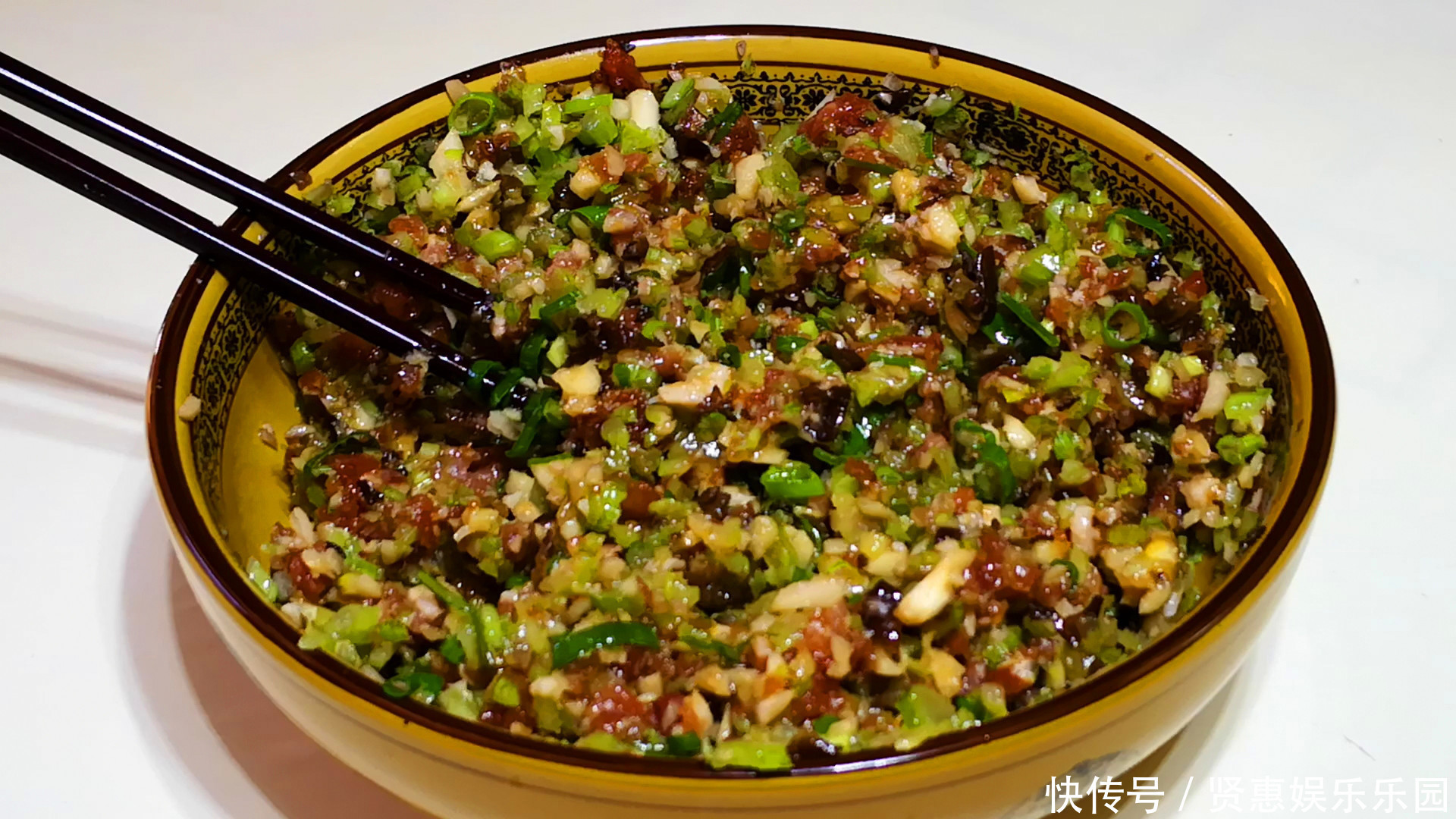 切细|芹菜饺子好吃的调馅方法,鲜美多汁不油腻,越吃越香,上桌一扫光