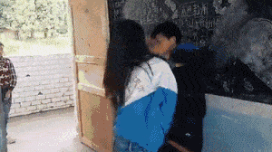 |搞笑GIF:你干嘛无缘无故扇我,不知道会扇得手疼吗?