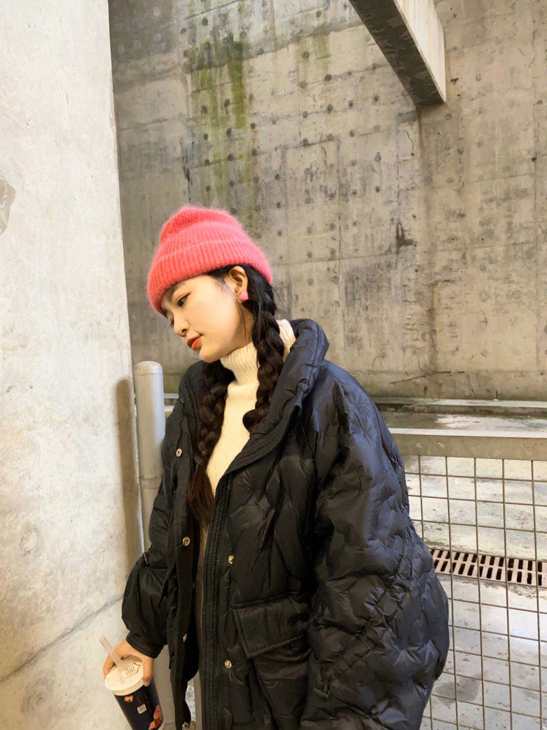 打底裤|过冬的必备羽绒服,黑色羽绒服的n种搭配,气质减龄又显瘦