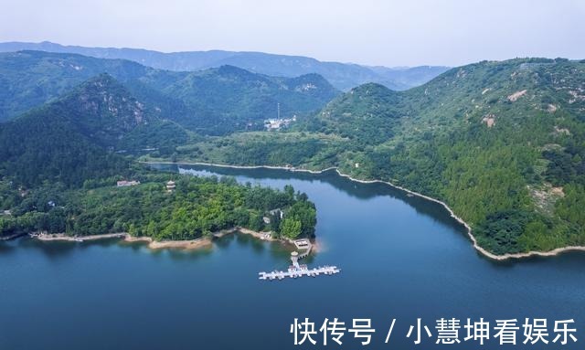 百丈崖水库|航拍济南章丘百丈崖水库，群峰环绕碧荡漾，绿水青山美如画卷