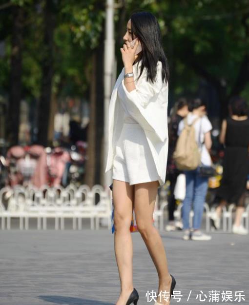 连衣裙|街拍小姐姐一身白色的服装搭配高腰的短裤,尽显时尚魅力