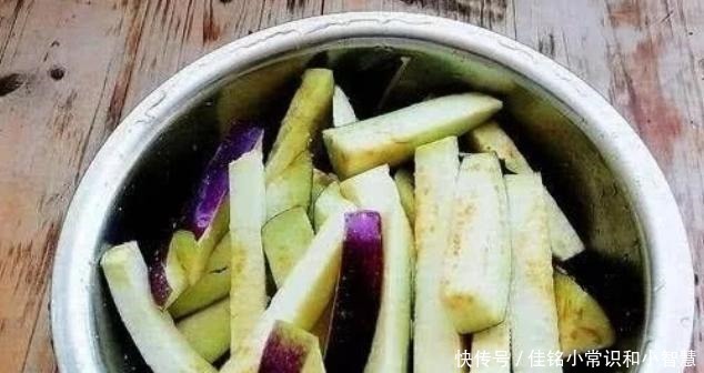 烧茄子最忌直接下锅,不然费油还难吃,多加1步,茄子香软不油腻