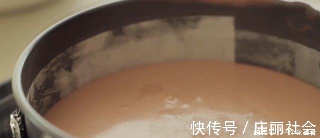 俏丽棉花芝士蛋糕，如棉花一般柔软，带着芝士的细腻湿润