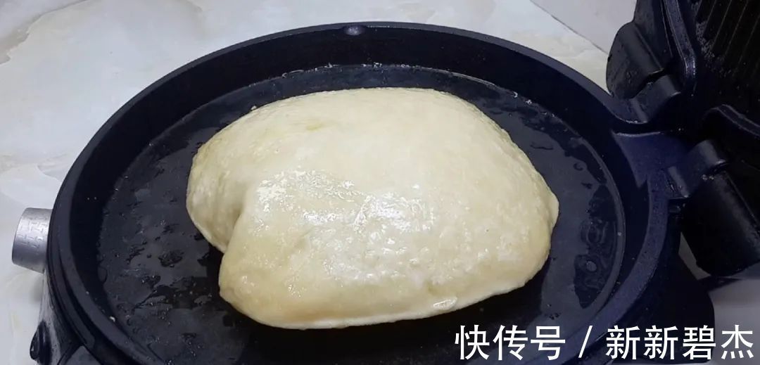 我家烙饼从来不早起,冰箱里一放,比手抓饼好吃,一次四个不够吃