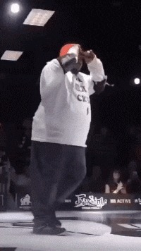 |搞笑GIF:小姐姐过个生日还被嘲讽单身,下次我陪你过吧!