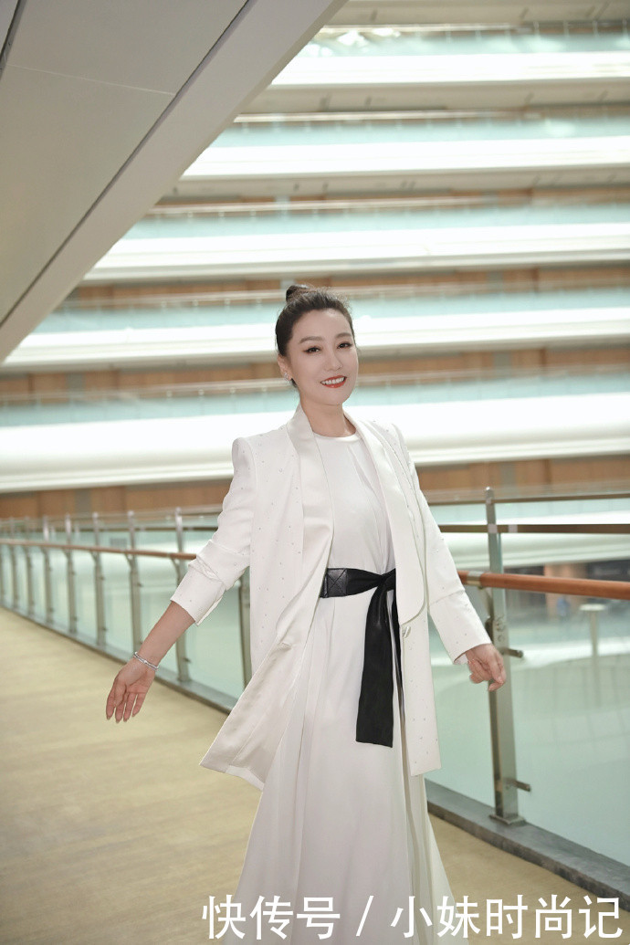 穿搭|43岁谭晶扎“丸子头”真减龄,穿搭知性优雅有气质,阿姨辈值得学