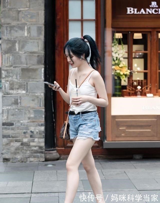 搭配 肤白貌美的小姐姐,一身清凉搭配,把自己的优势全体现出来了!