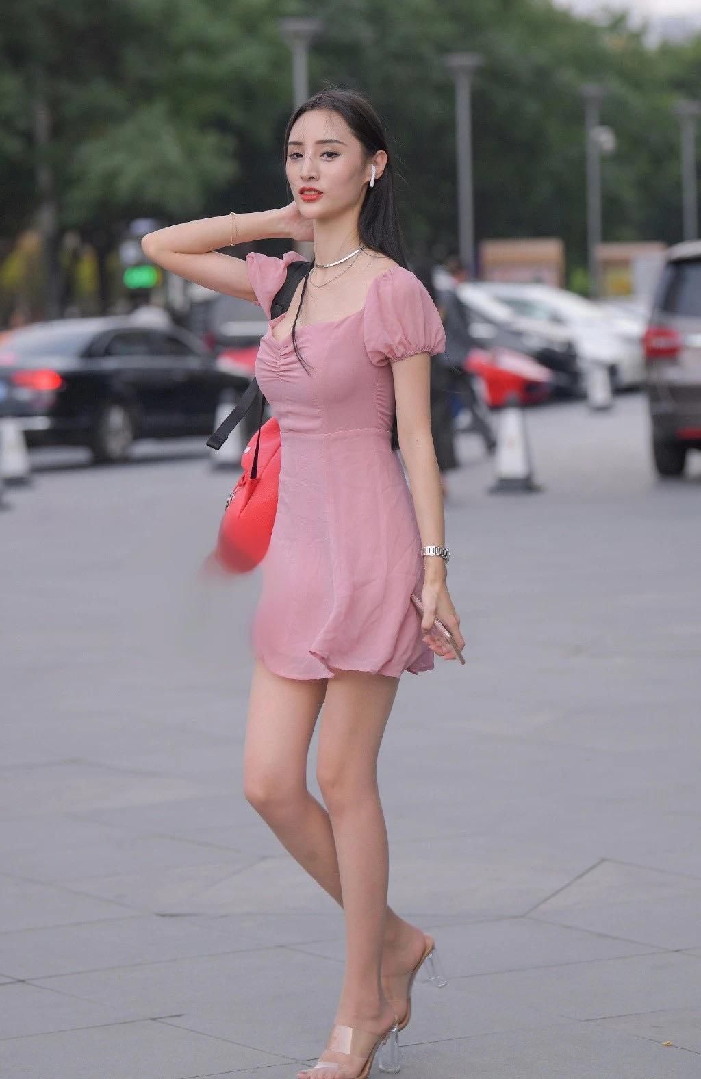 裙子|“蛇精脸”的小姐姐,穿粉色裙子太有仙气了吧