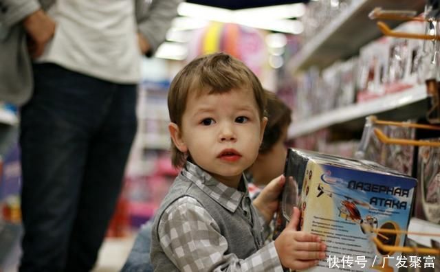 妈妈|'我偷了一块巧克力',三位妈妈三种教法,十年后差距不是一星半点