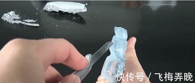 鞋底 耐克鞋为何贵得理直气壮?英国佬切开鞋底后,眼前一亮极度舒适!